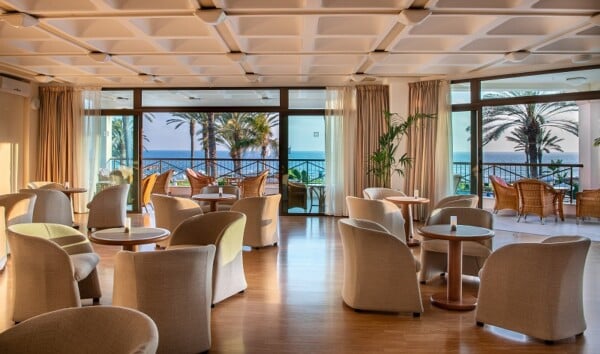 35.1 ATHENA BEACH HOTEL ATHOS LOUNGE BAR