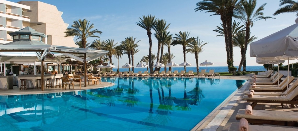 1-PIONEER-BEACH-HOTEL-POOL
