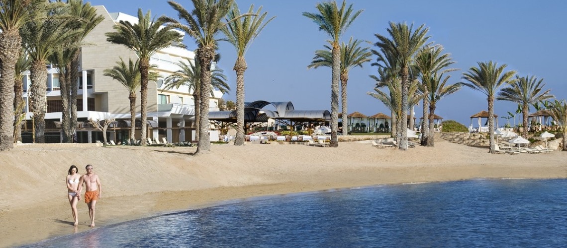2-PIONEER-BEACH-HOTEL-BEACH-COUPLE